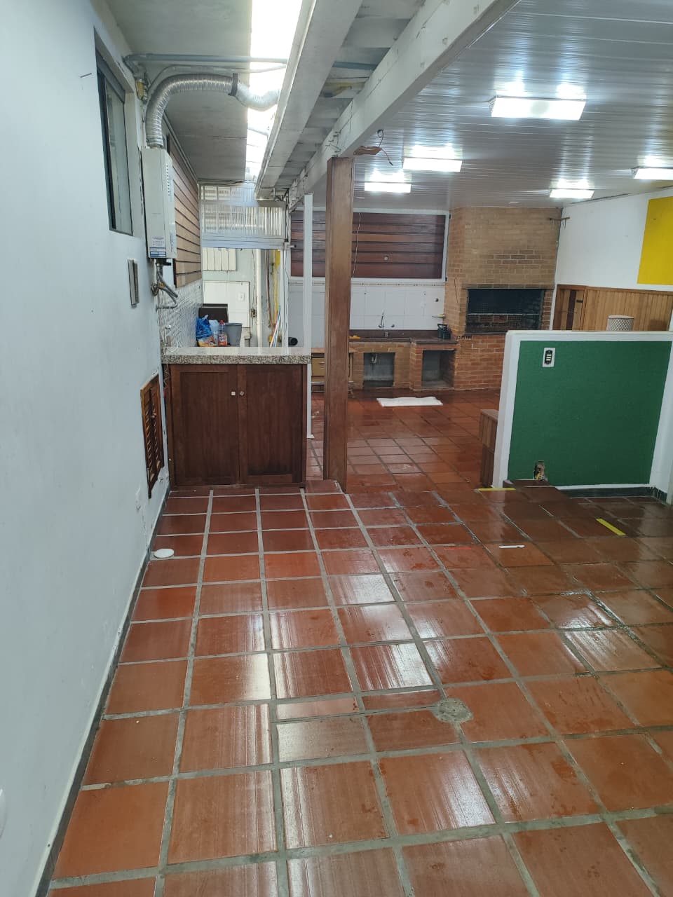 Espaço Gourmet com Bancos de Madeira