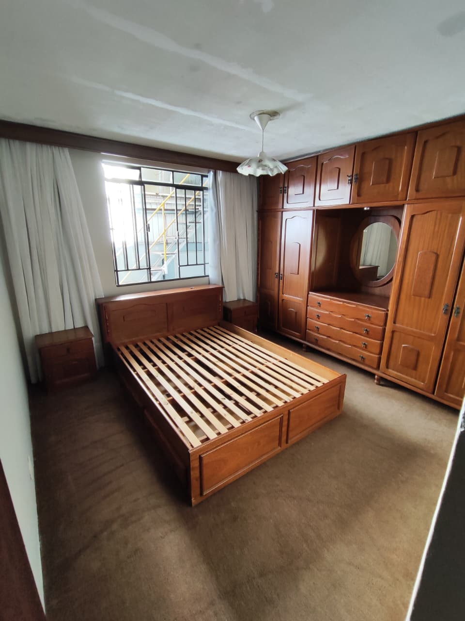Suíte Master c/ Cama e Armário de Madeira